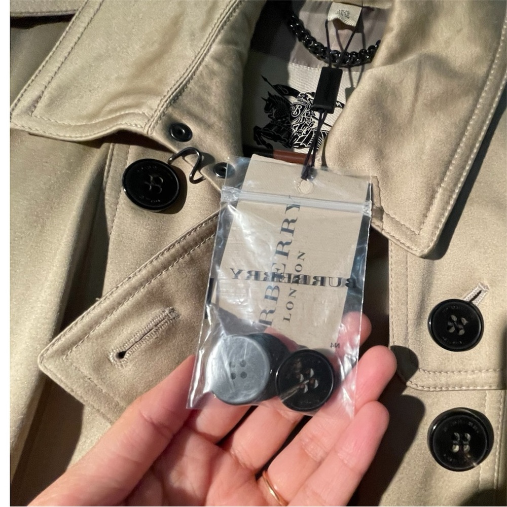 Burberry Light Beige Double-Breasted Trench Coat with Black Buttons - Picture 9 of 9